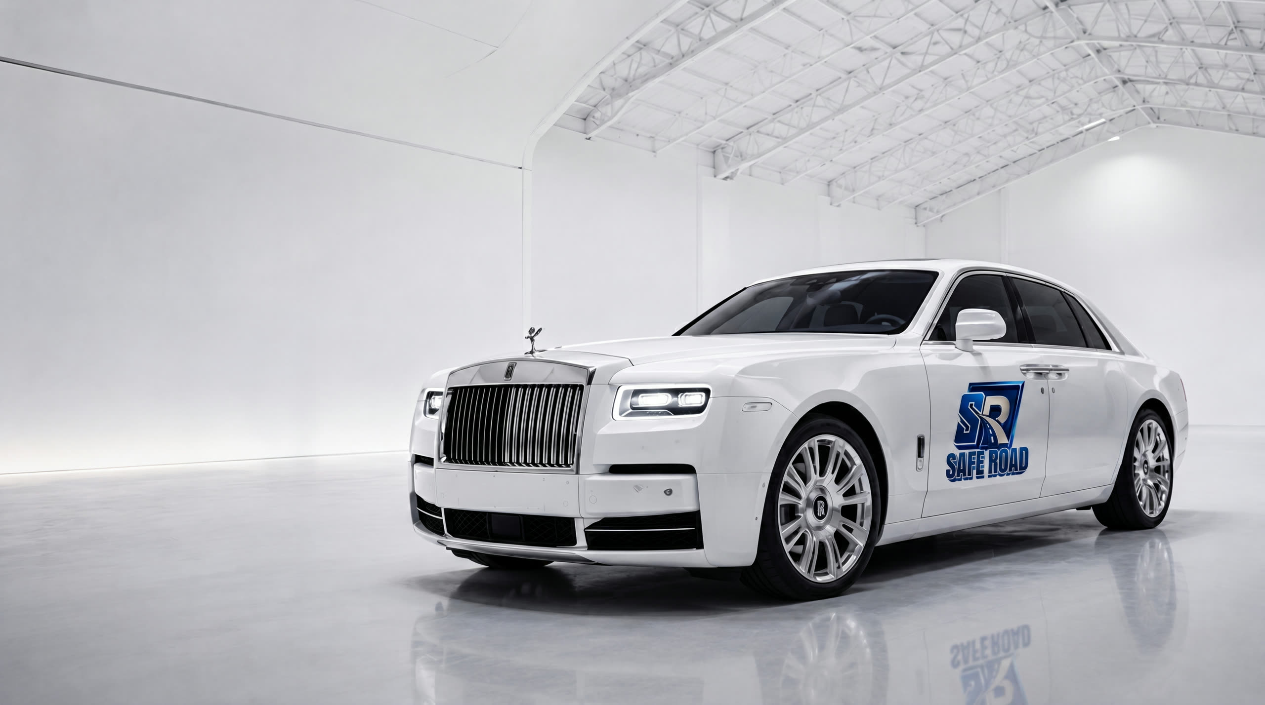 Белый Rolls-Royce с логотипом SafeRoad в премиальном ангаре